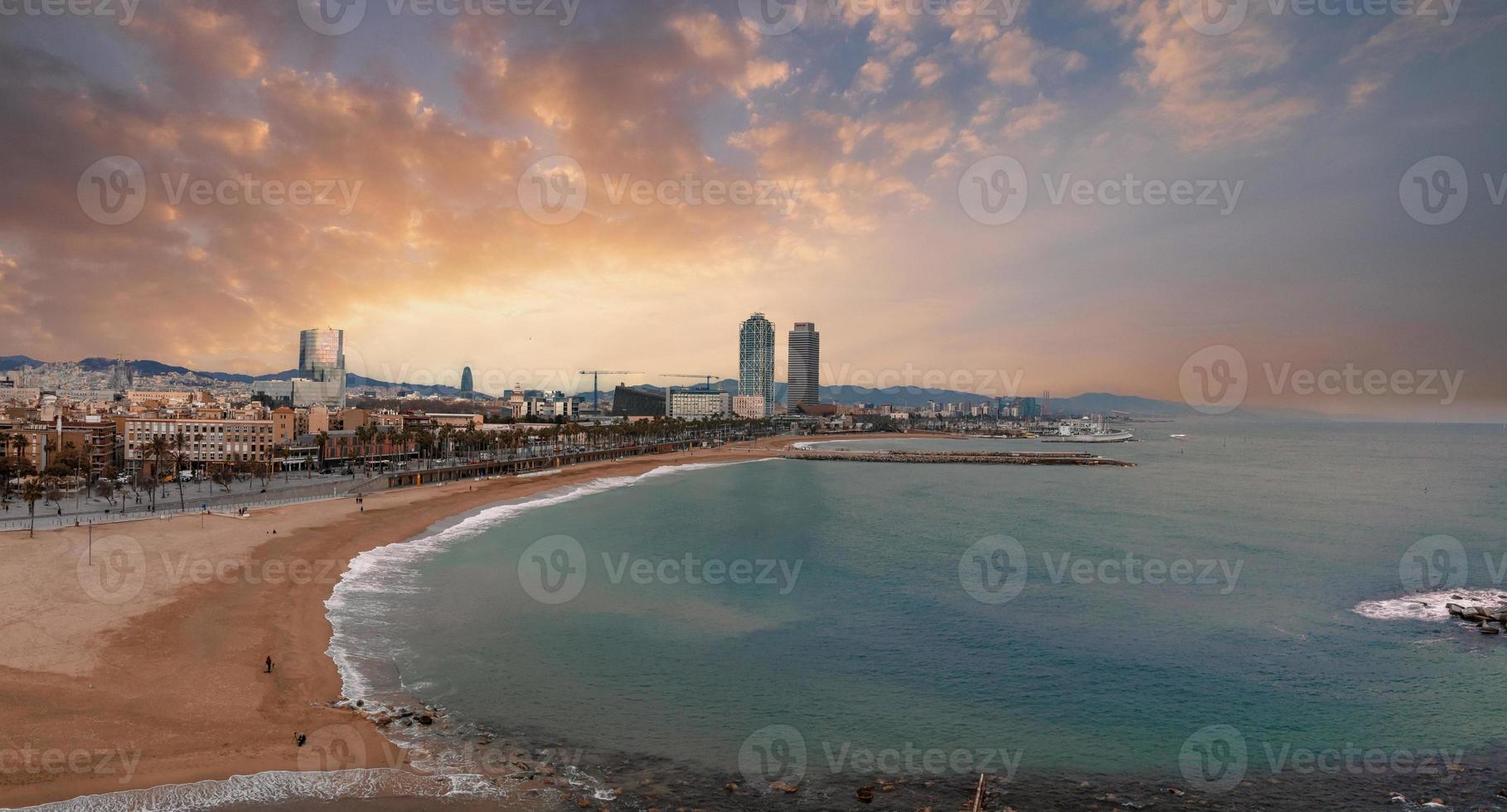 aereo Visualizza di famoso barceloneta spiaggia con Hotel lusso w Barcellona foto