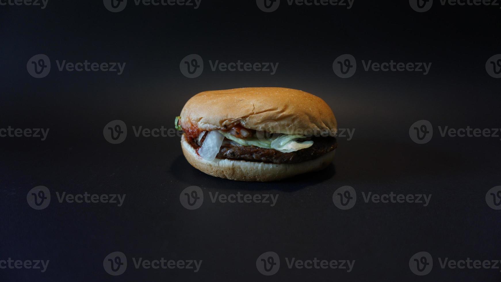 Manzo hamburger su nero sfondo. foto