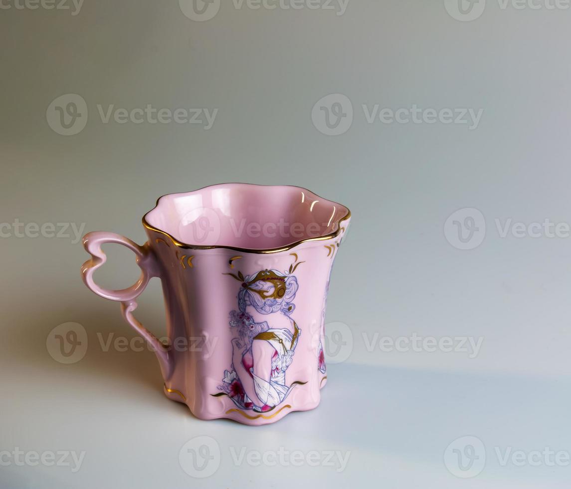 porcellana rosa tazza di un insolito forma è fatto nel il ceco repubblica. un' tazza con un' romantico modello su un' bianca sfondo. foto