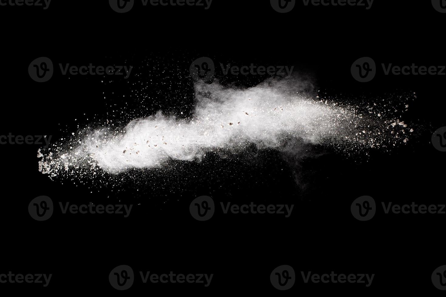 bianca polvere esplosione nube contro nero sfondo. bianca polvere particelle spruzzata. foto