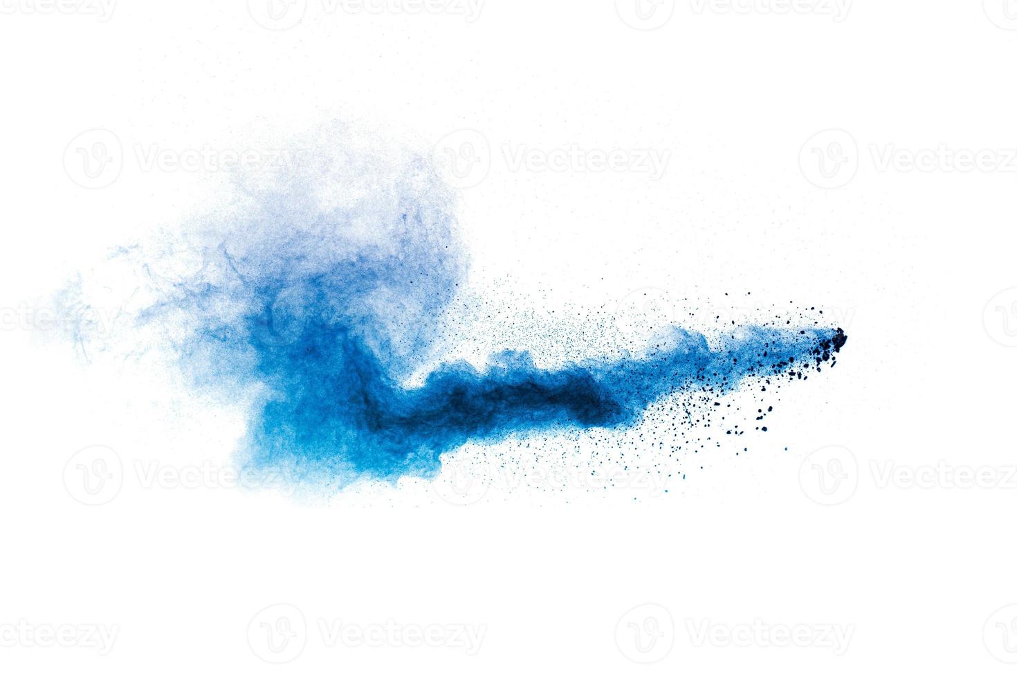 spruzzo di blu colorato polvere. blu polvere particelle schizzare su bianca fondo nero. foto