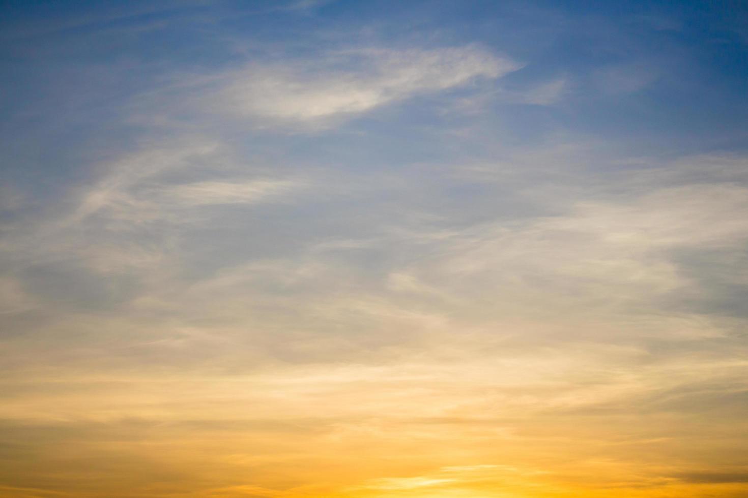 bel tramonto e nuvole foto