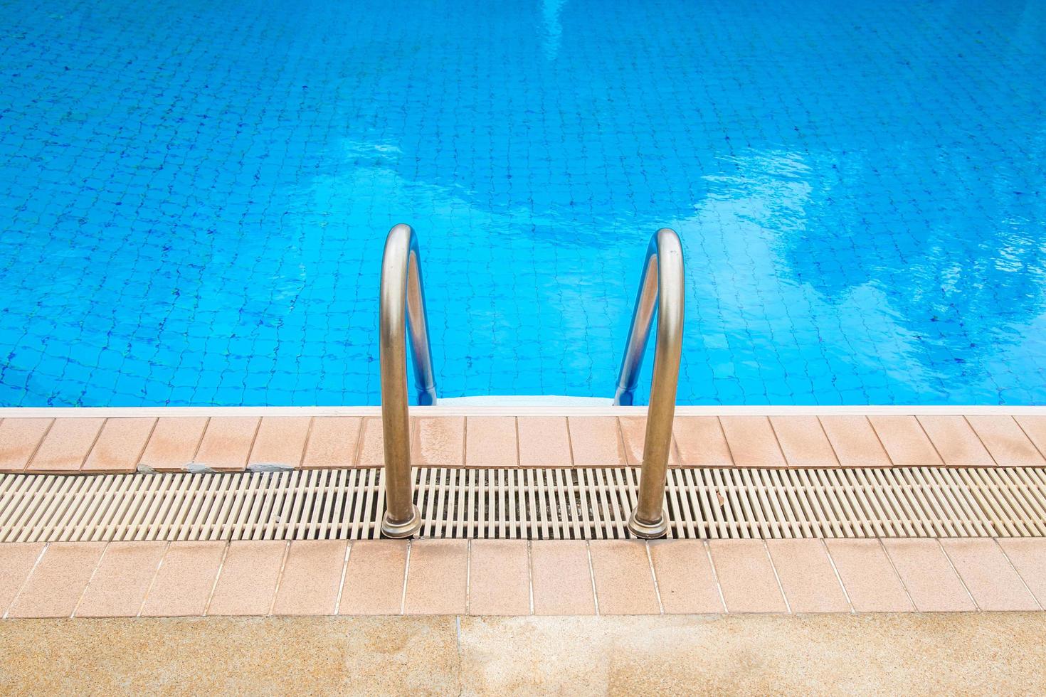 nuoto piscina con scala a Hotel. foto