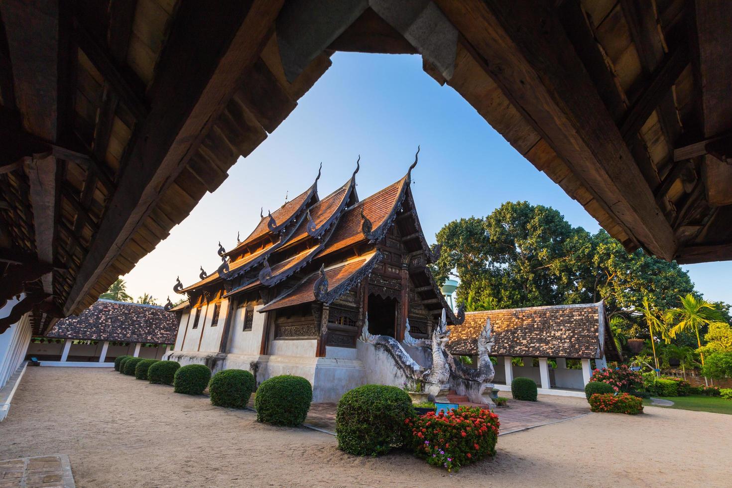 wat ton kain, vecchio tempio di legno a chiang mai thailandia. foto