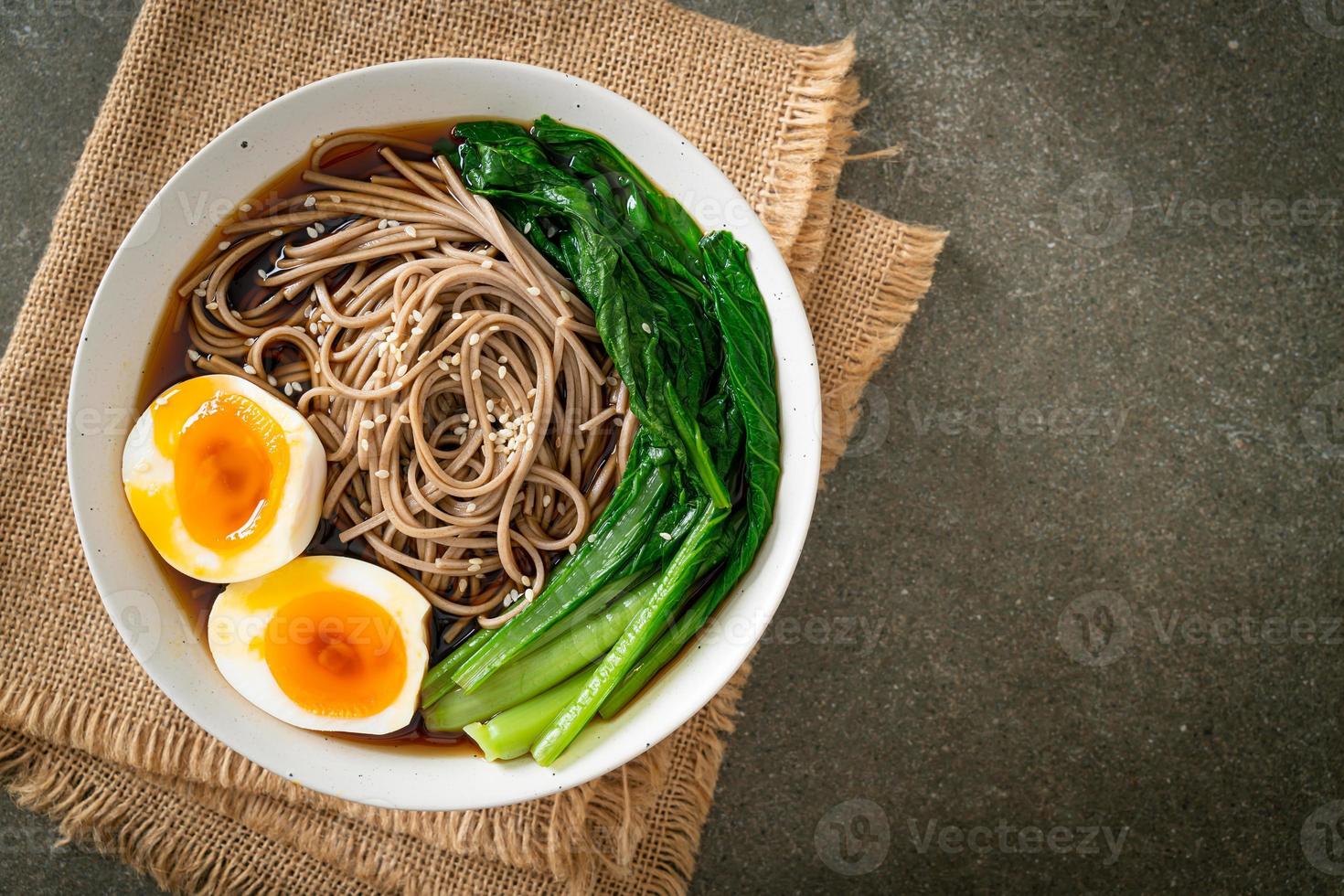 noodles ramen con uovo - stile vegano o vegetariano foto