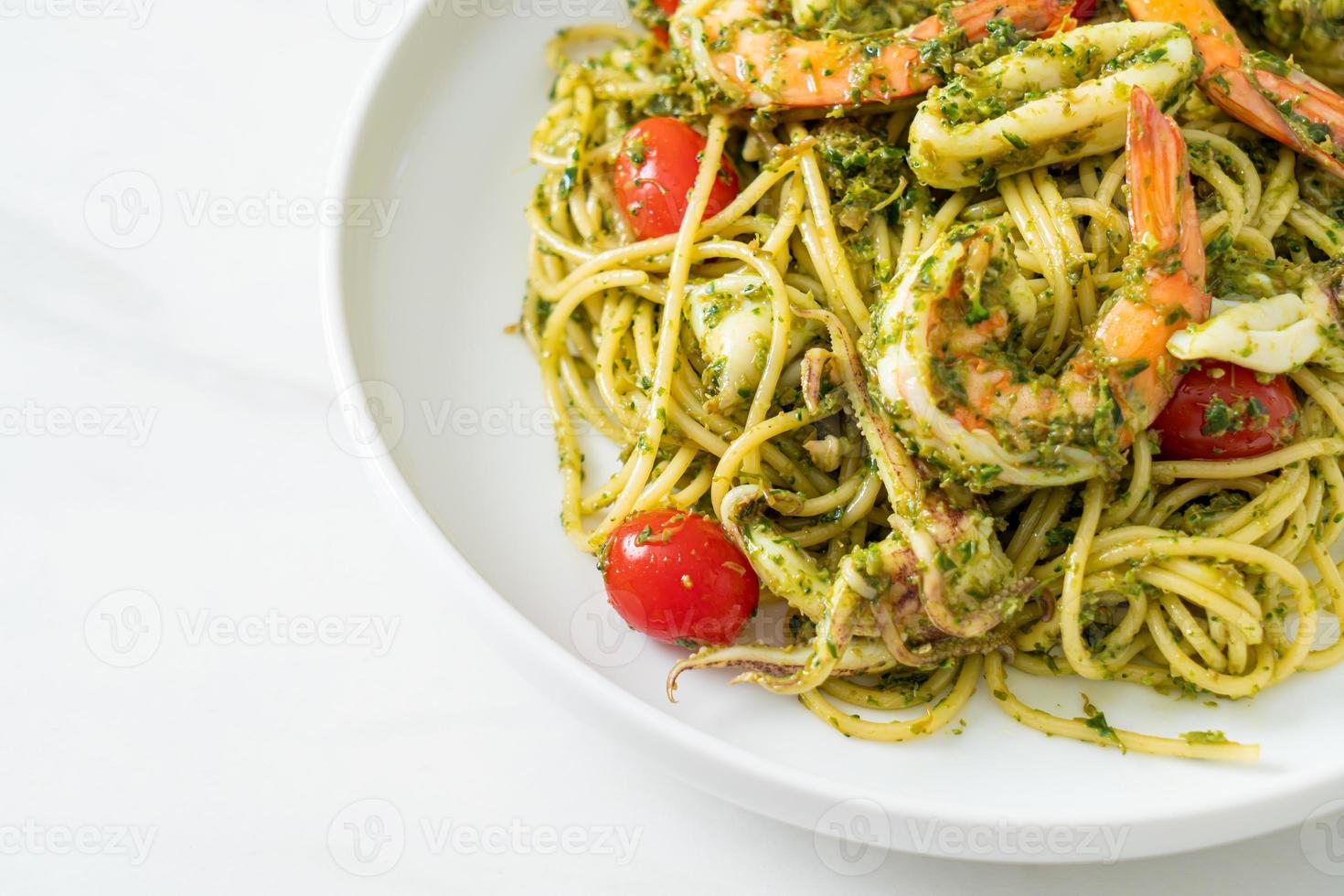 spaghetti ai frutti di mare al pesto fatto in casa foto