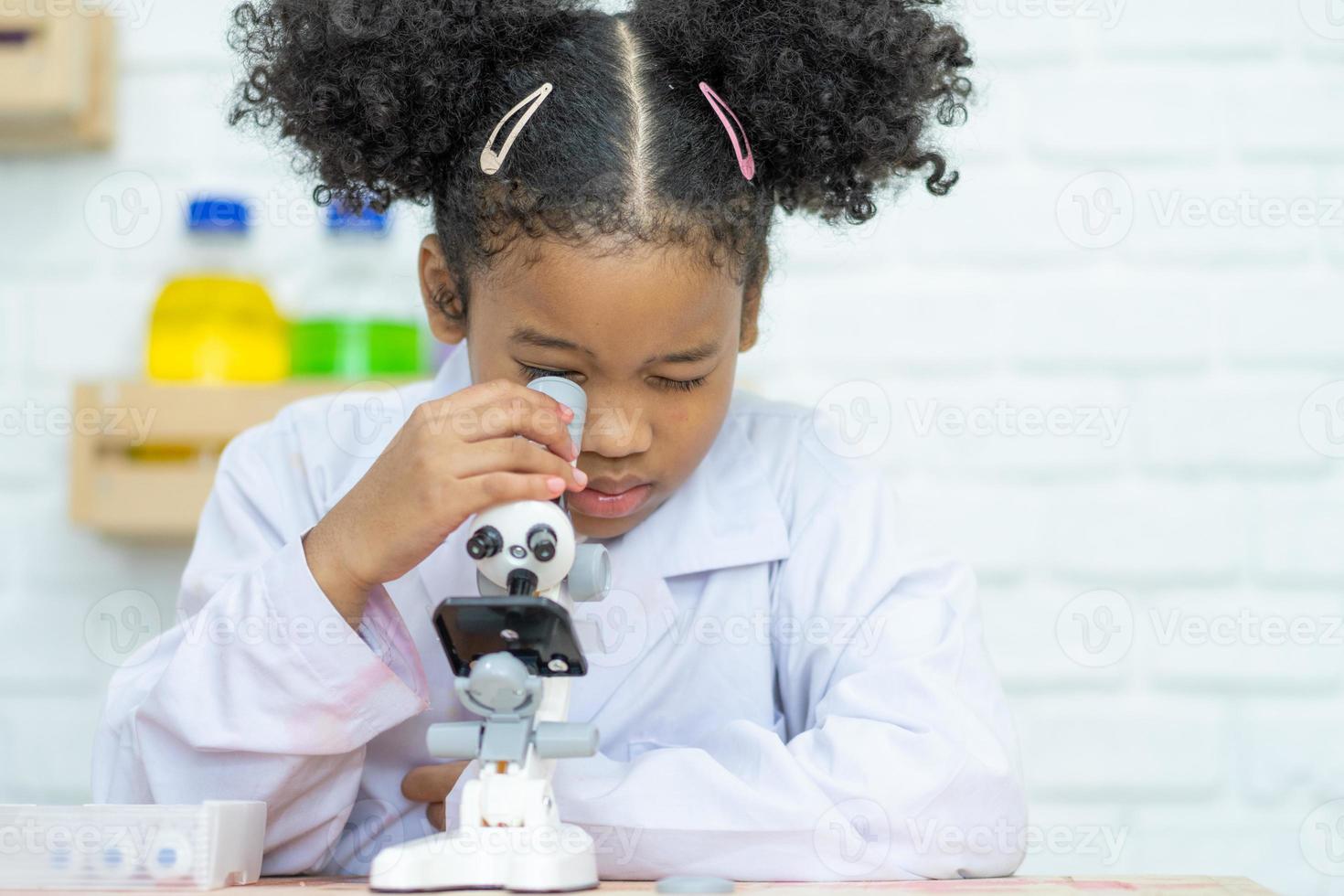 bello poco ragazza scienziato godere e eccitare per esaminare il colore chimico nel laboratorio di utilizzando contagocce con giorno luce. eccitato ragazzo festeggiare al di sopra di riuscito scienza sperimentare risultato o chimico foto