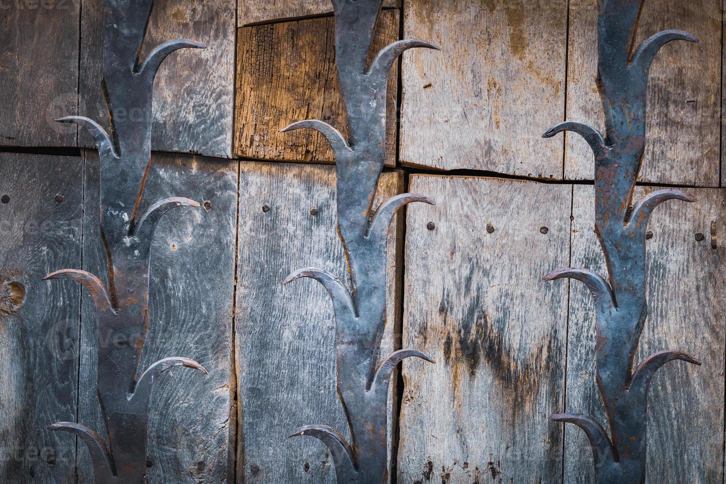 dettaglio di un'antica porta in legno foto