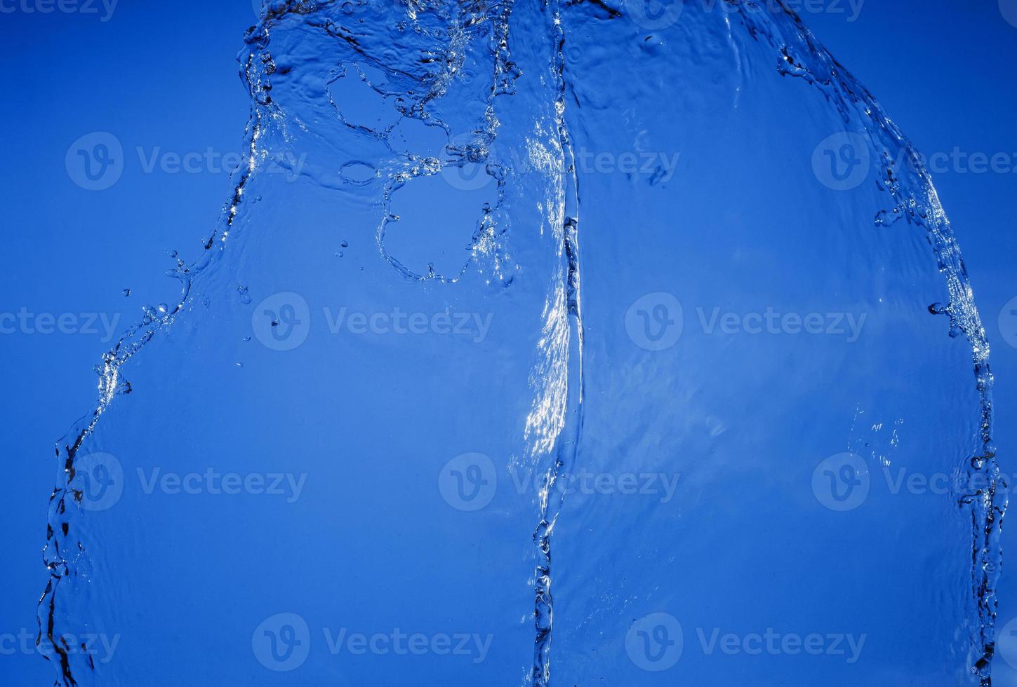 caduta acqua su un' blu sfondo foto