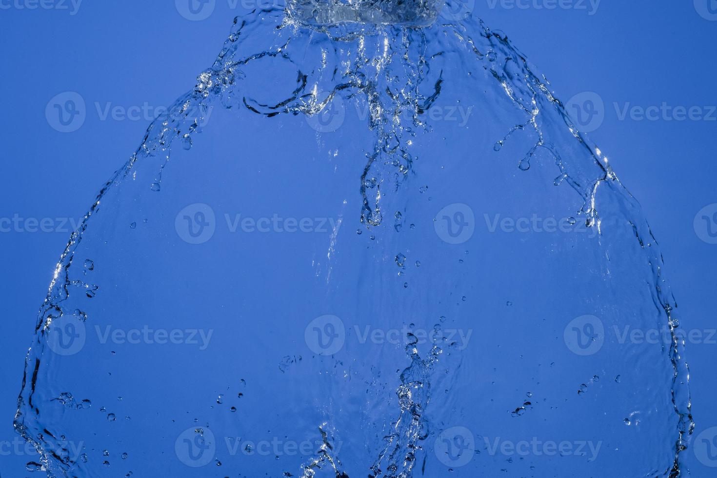 caduta acqua su un' blu sfondo foto