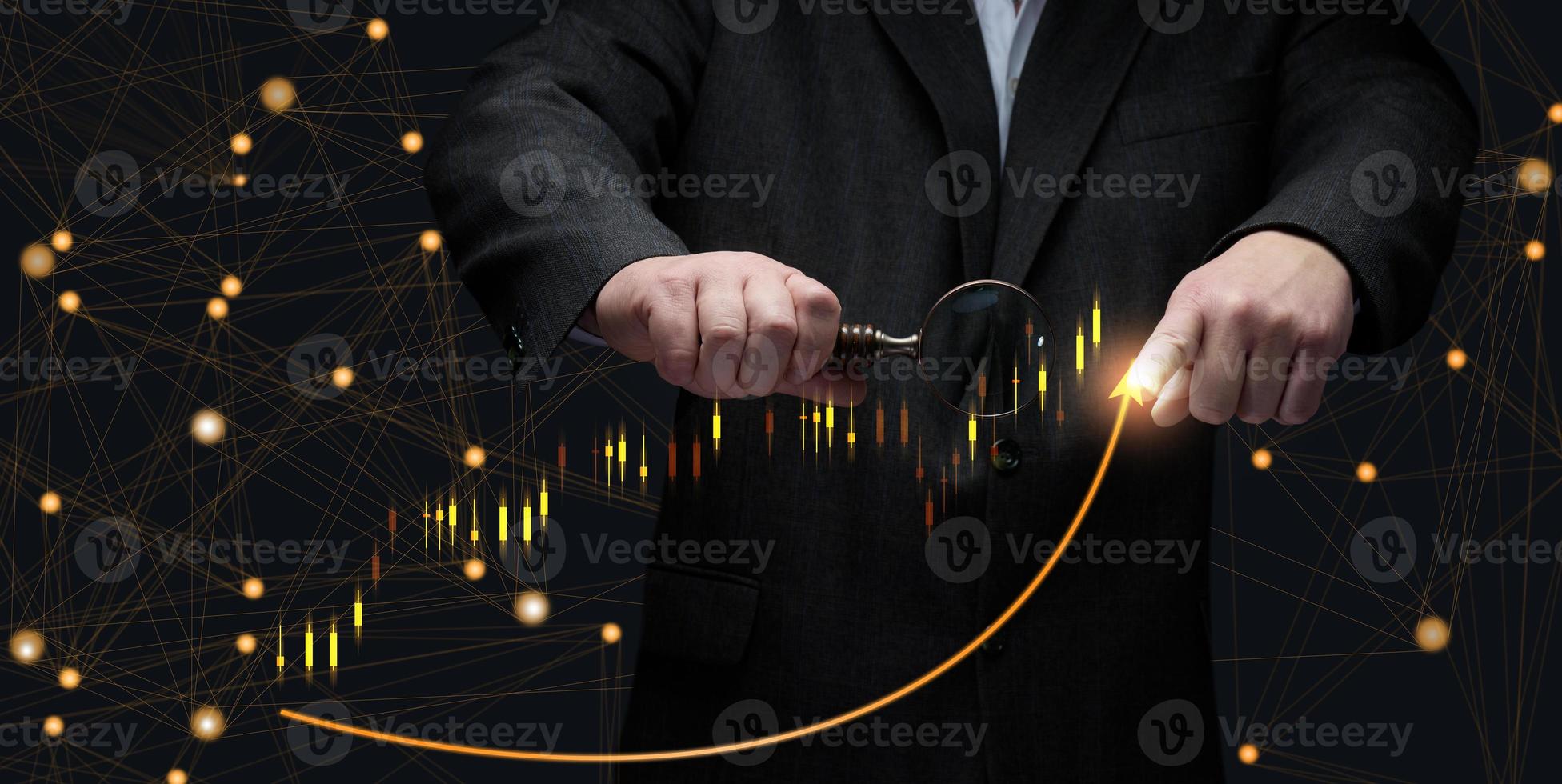 uomo d'affari nel un' completo da uomo sta nel davanti di un' olografico grafico con in crescita figure, attività commerciale crescita, alto reddito. commercio su il azione scambio foto