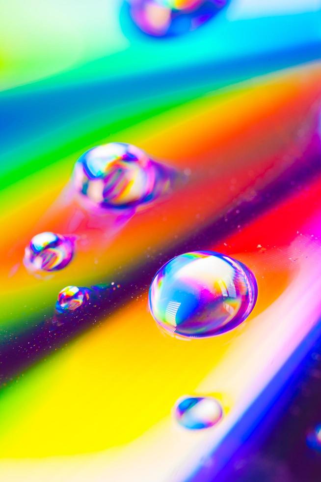 gocce d'acqua su una superficie colorata foto