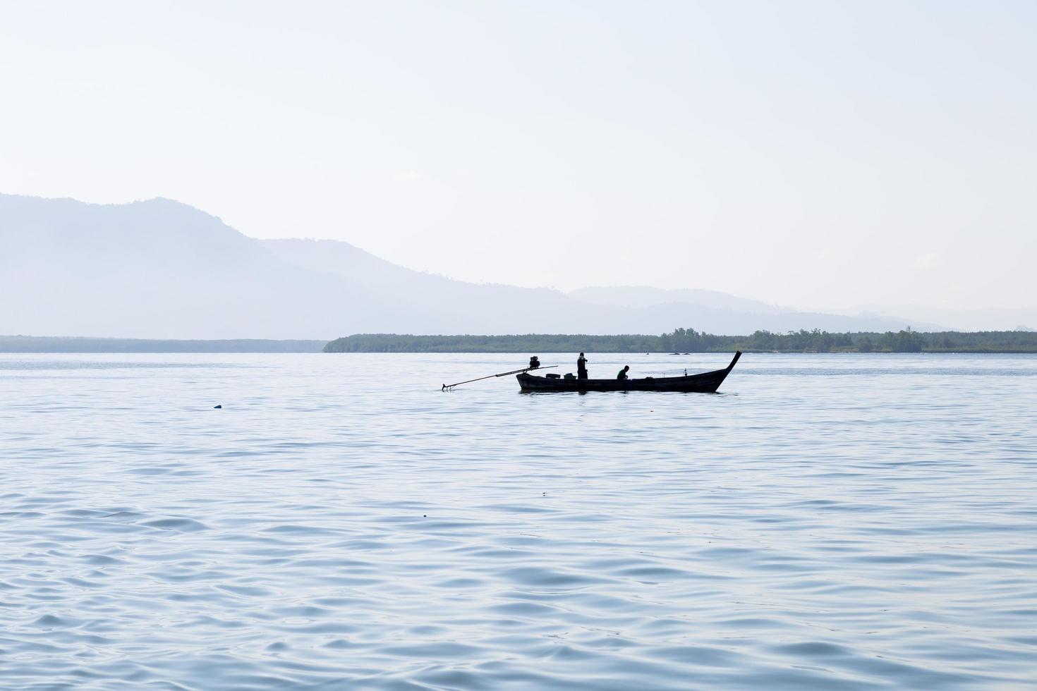 sagoma una barca da pesca foto