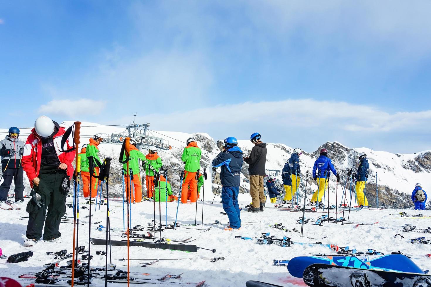 sciatori nelle alpi svizzere a murren, in svizzera foto