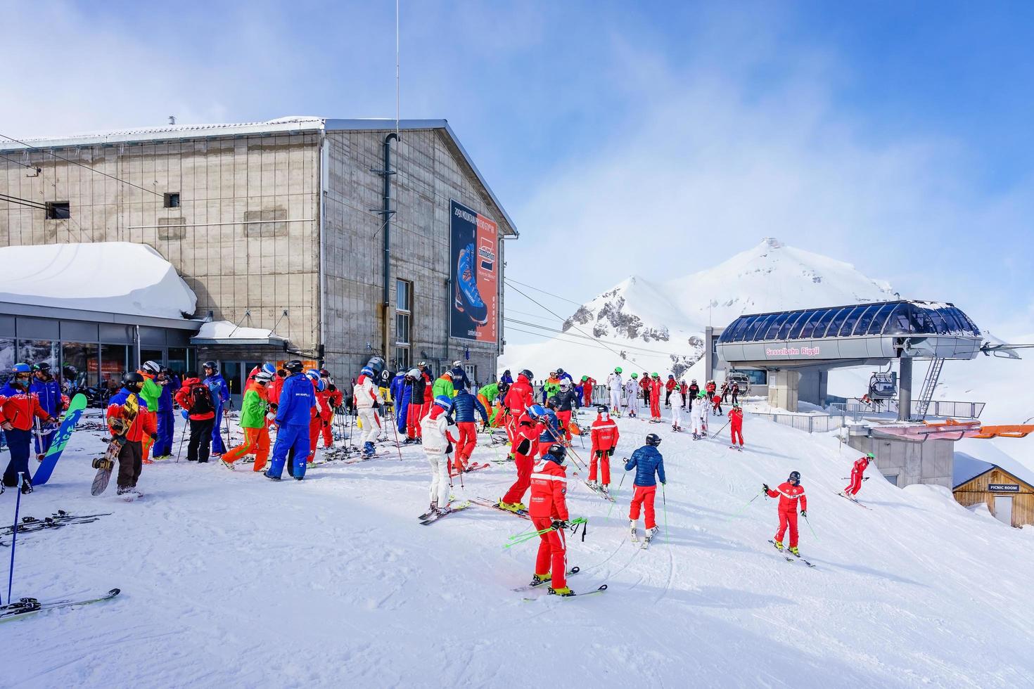 sciatori nelle alpi svizzere a murren, in svizzera foto