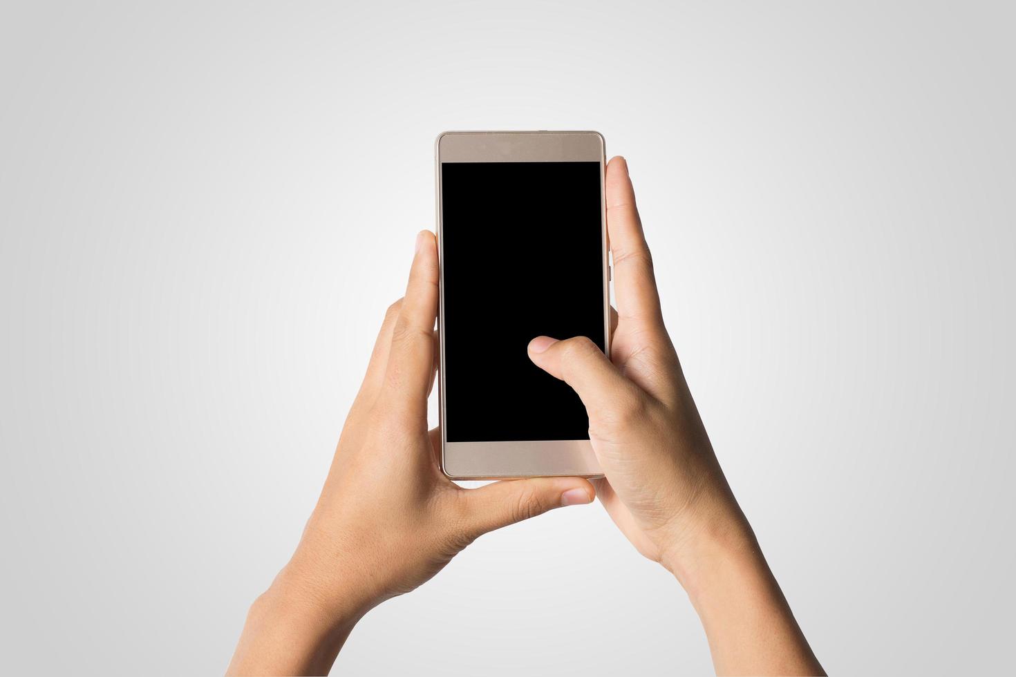 mano che tiene uno smartphone con schermo vuoto foto