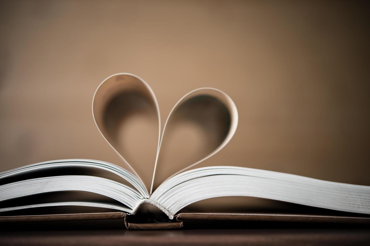 pagine di un libro che formano la forma del cuore foto