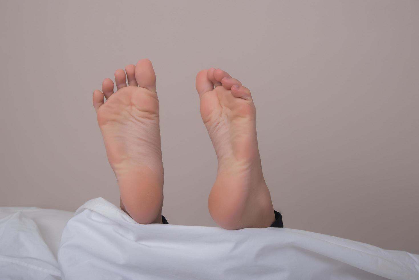 piedi nudi sul letto foto