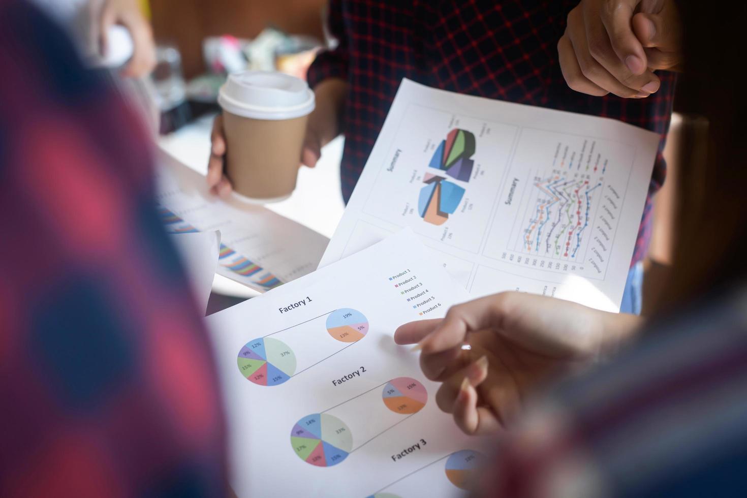 colleghi di lavoro che discutono la pianificazione del progetto in ufficio foto