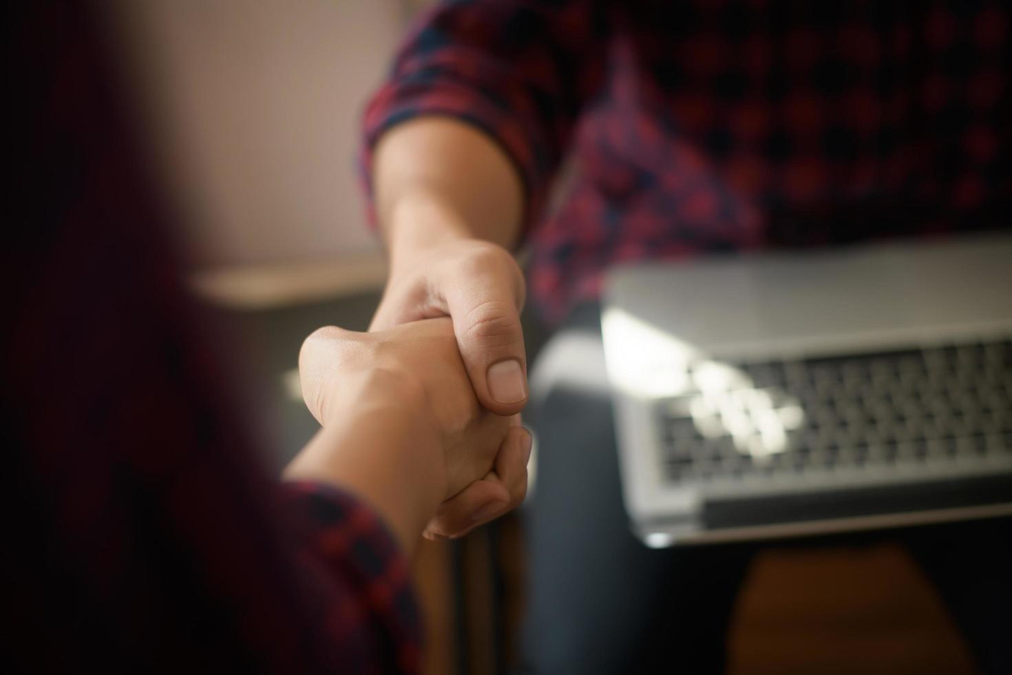 uomini d'affari si stringono la mano foto