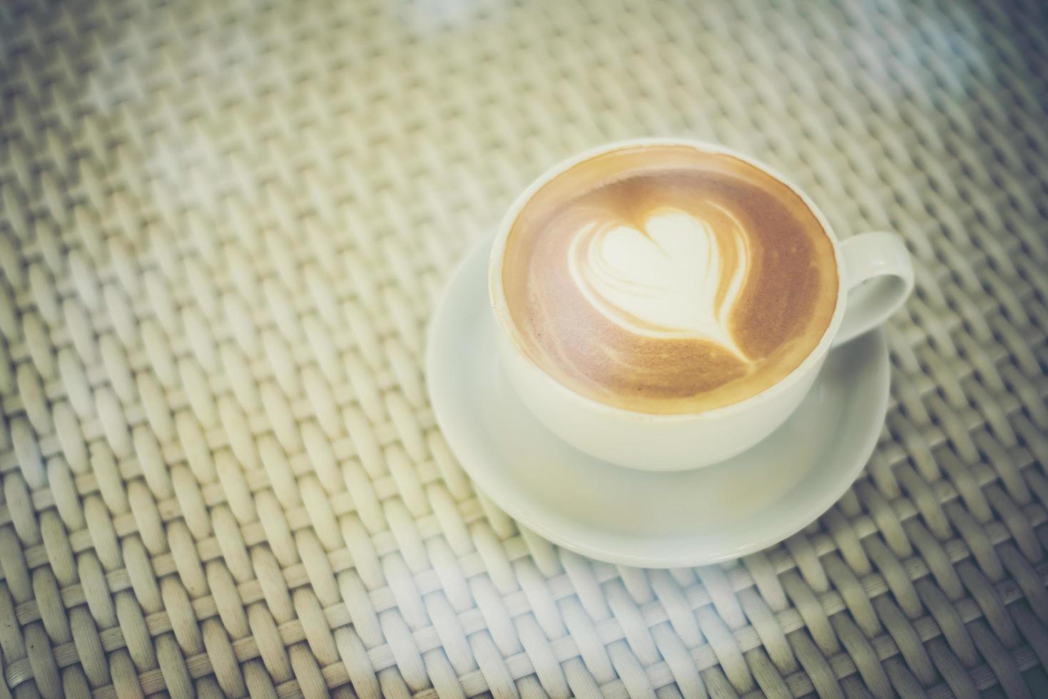 caffè latte art con schiuma di latte a forma di cuore foto