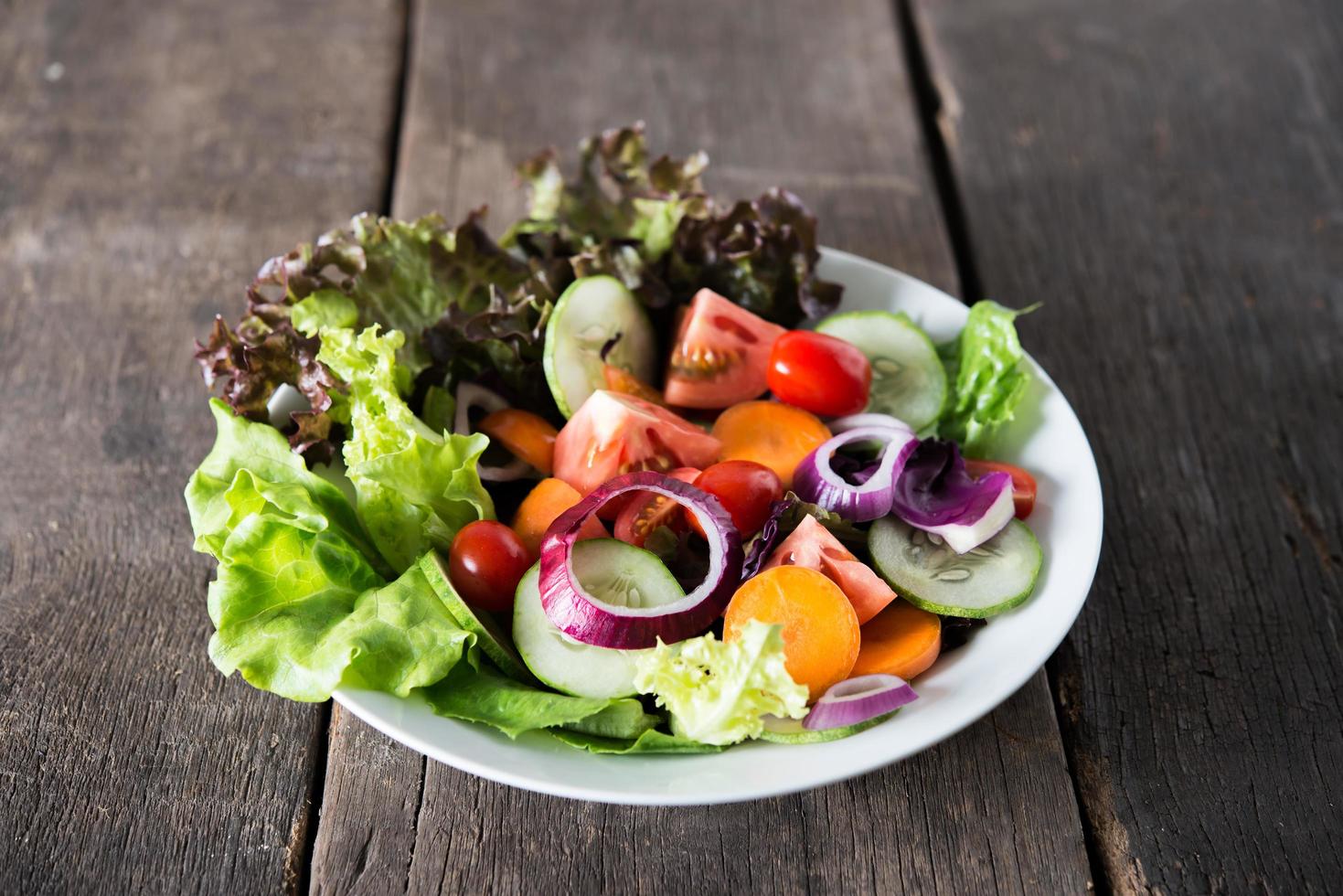 insalata di verdure fresche su fondo in legno foto