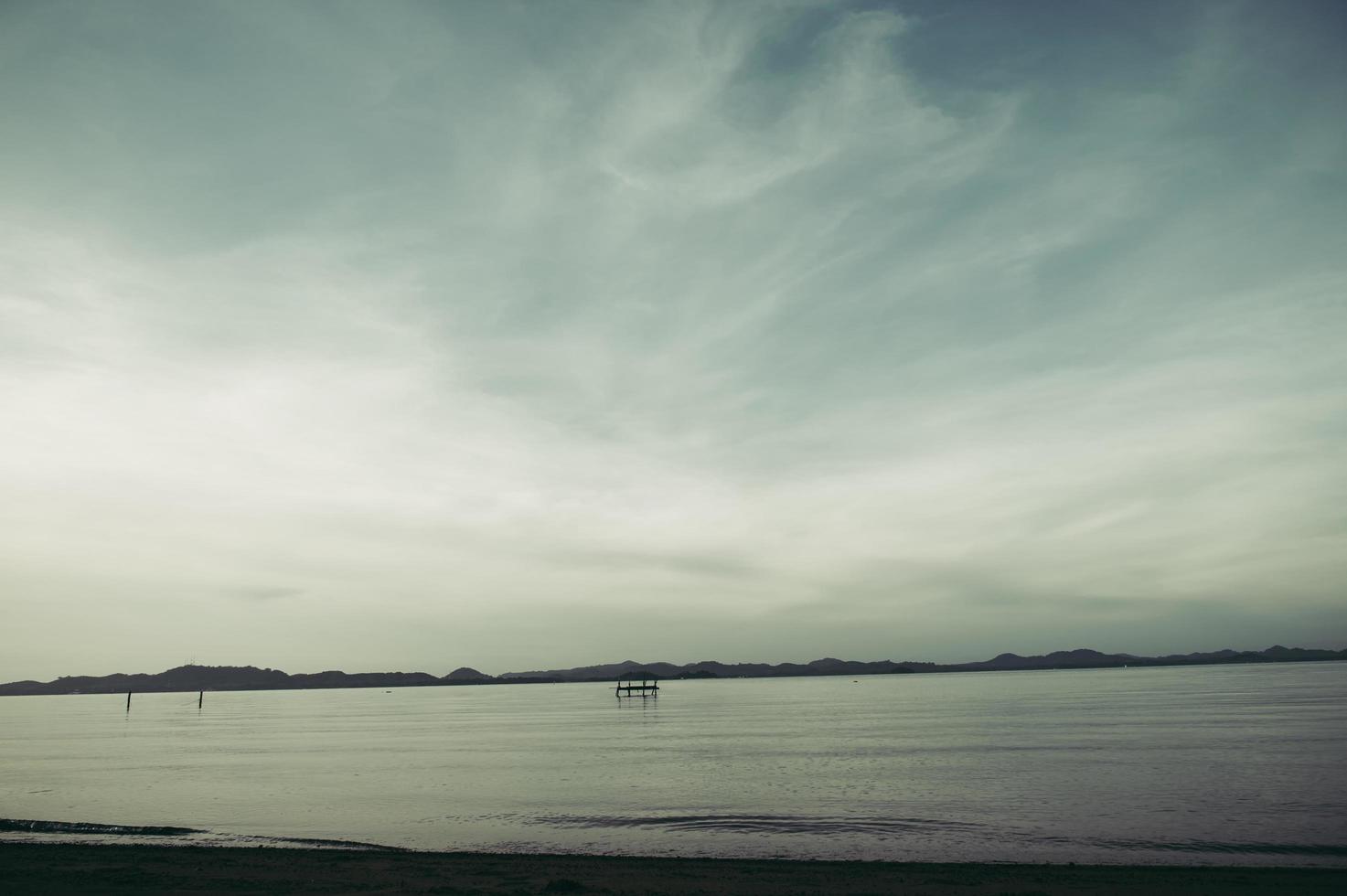 il mare e il cielo azzurro la sera foto