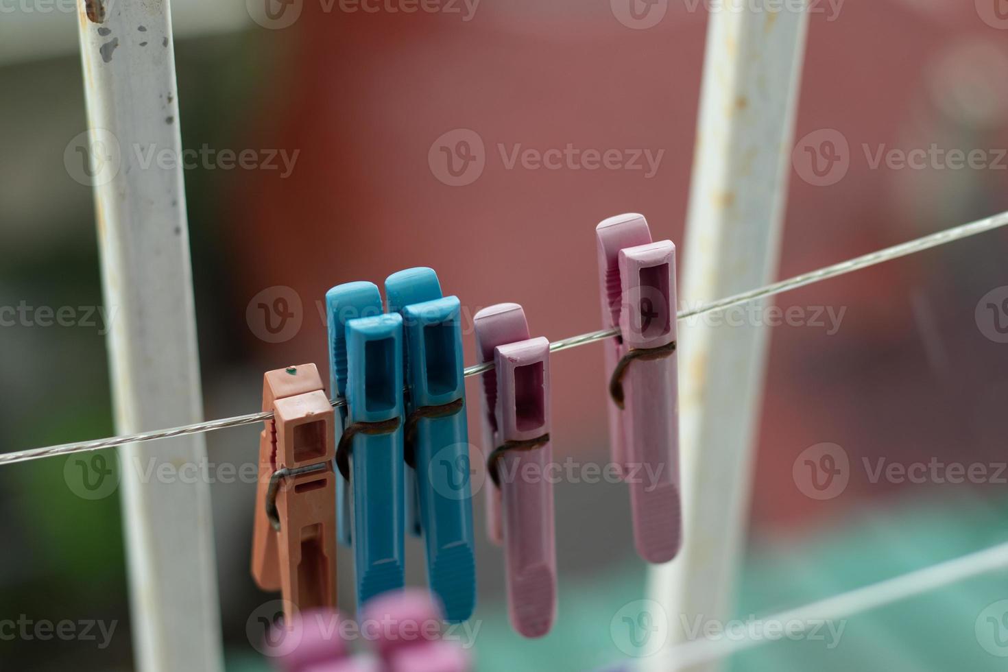 mollette su il balcone. bokeh avvicinamento, Abiti asciutto foto