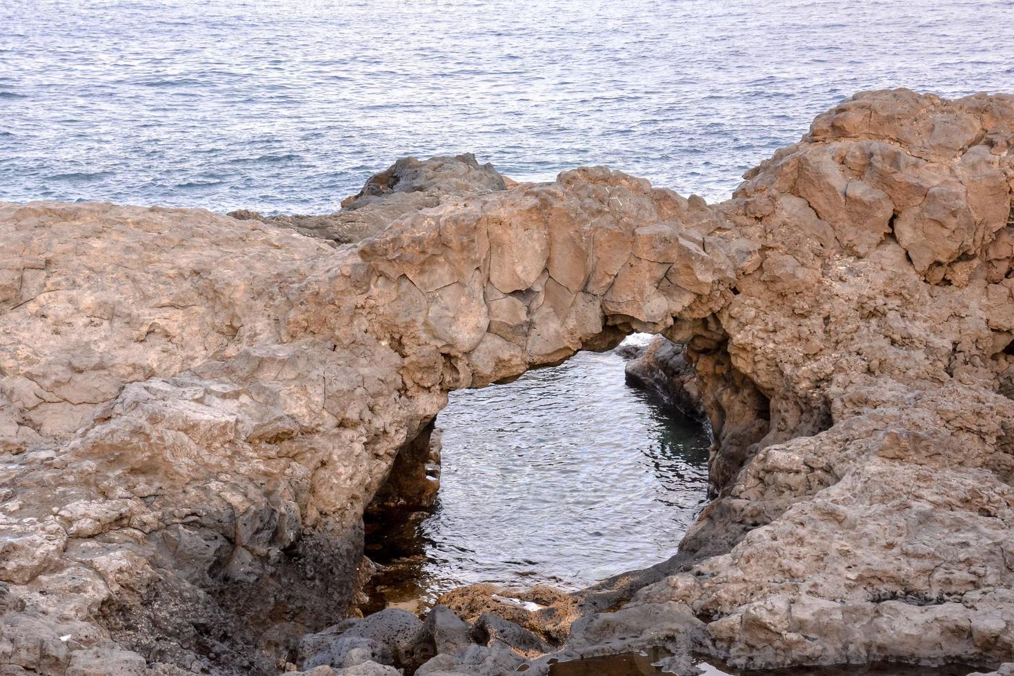 formazioni rocciose nell'oceano foto