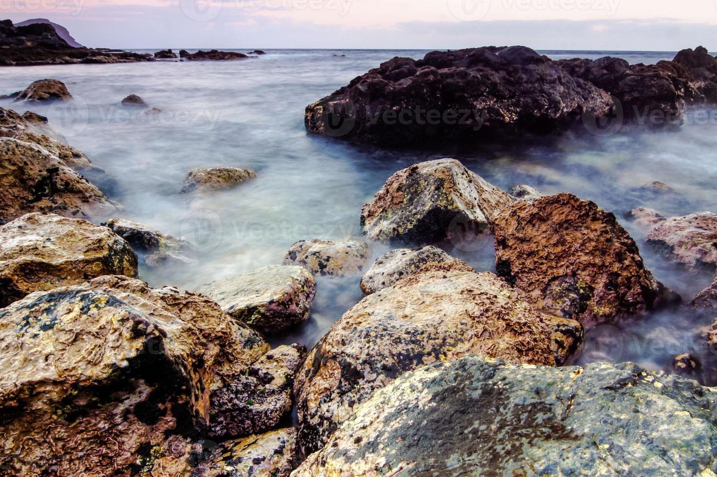 rocce su il mare foto