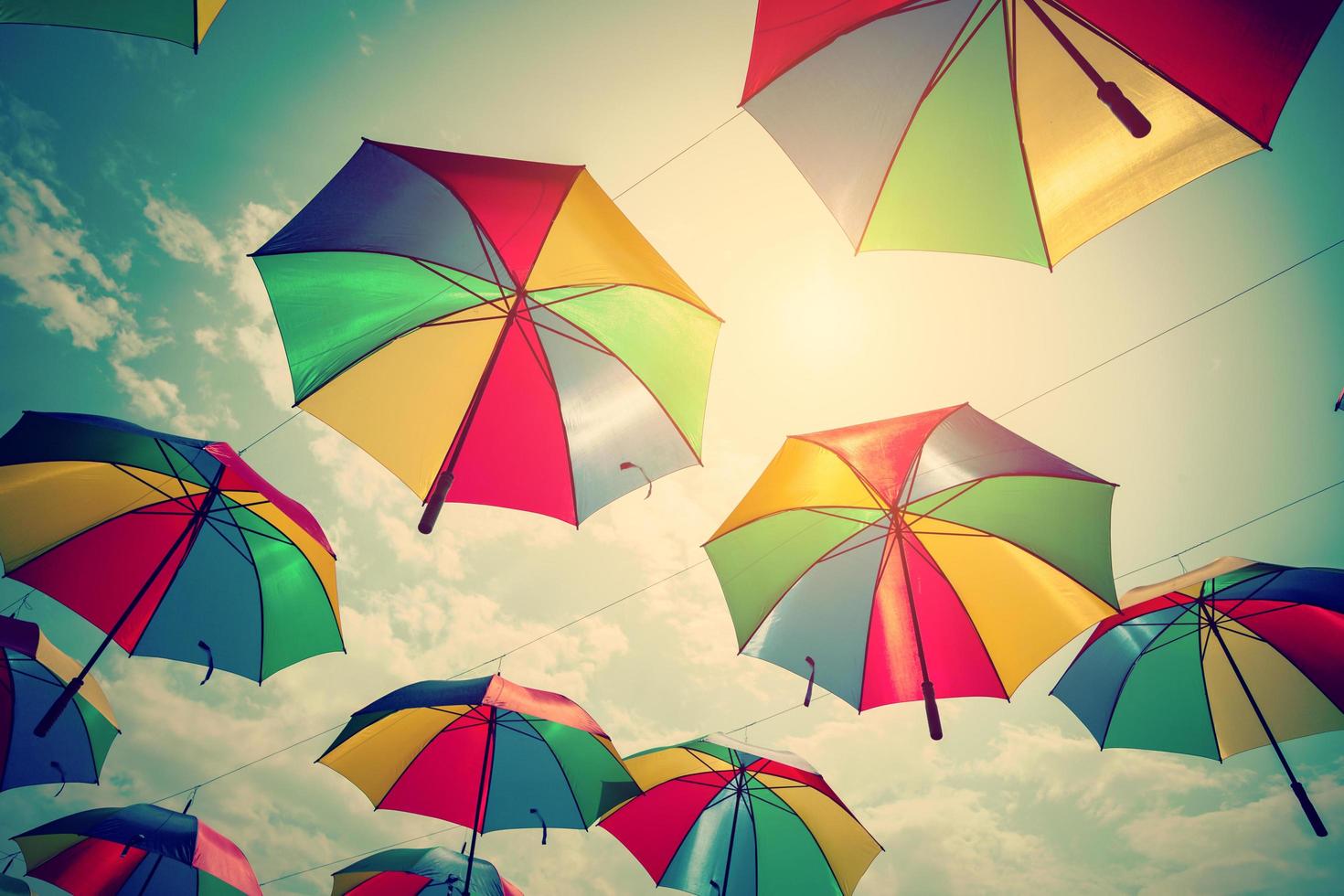 colorato ombrello strada decorazione con luce del sole. Vintage ▾ tono. foto