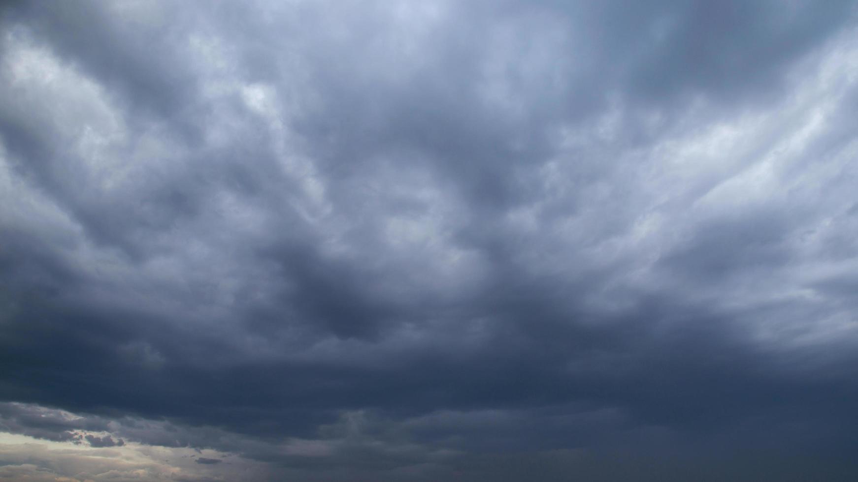 tempesta e nuvole di pioggia foto