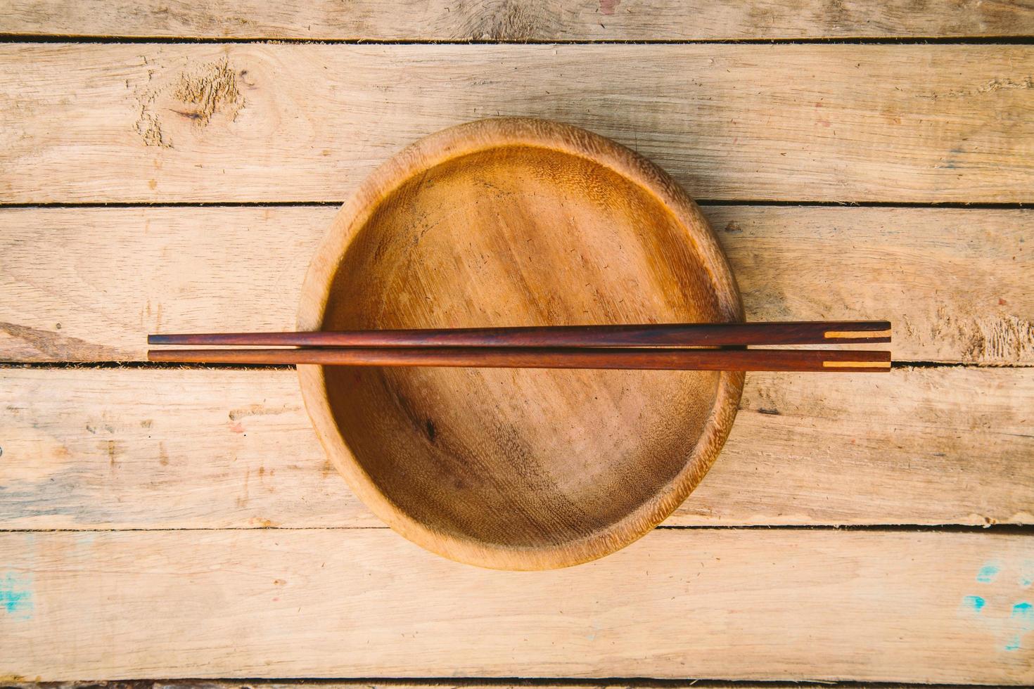 di legno ciotole e di legno bastoncini su legna sfondo foto