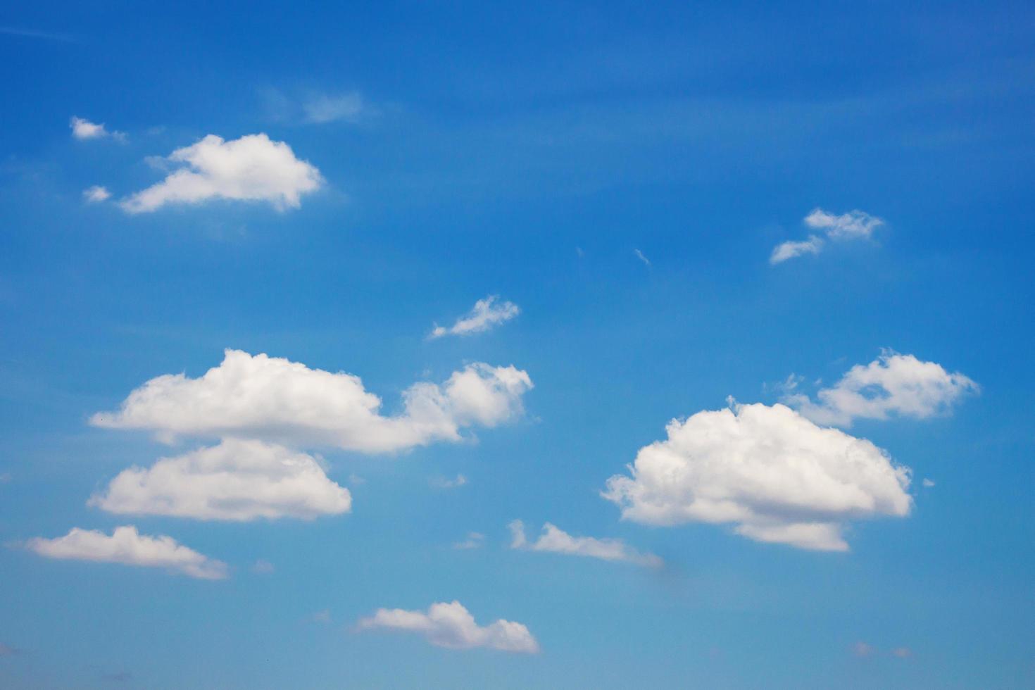 cielo azzurro e nuvole bianche foto