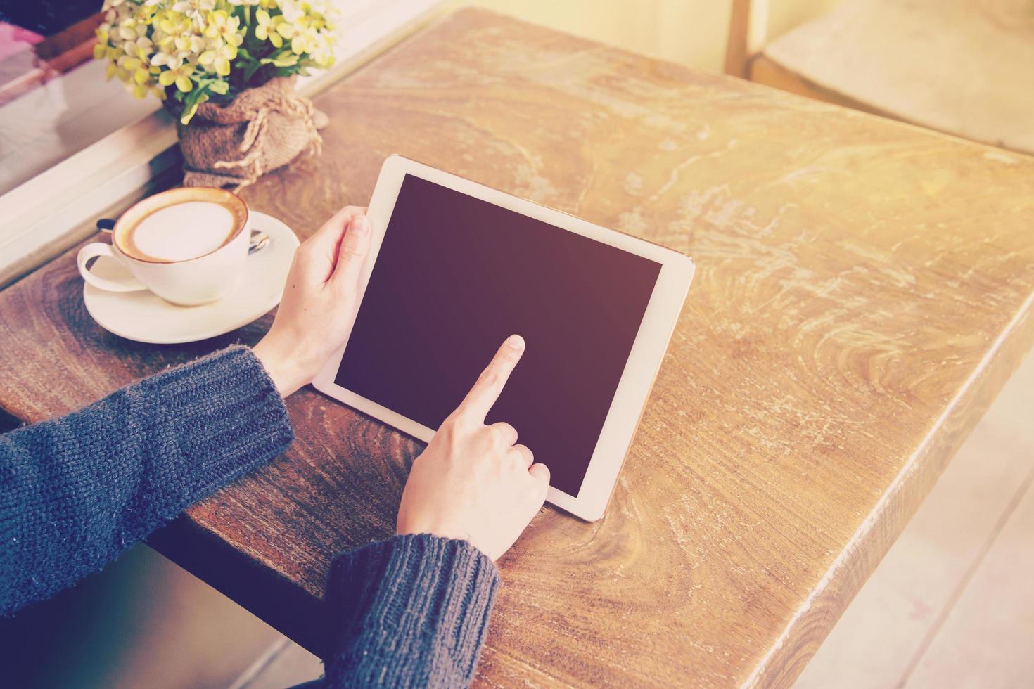 donna giocare tavoletta computer nel caffè negozio con Vintage ▾ tono. foto