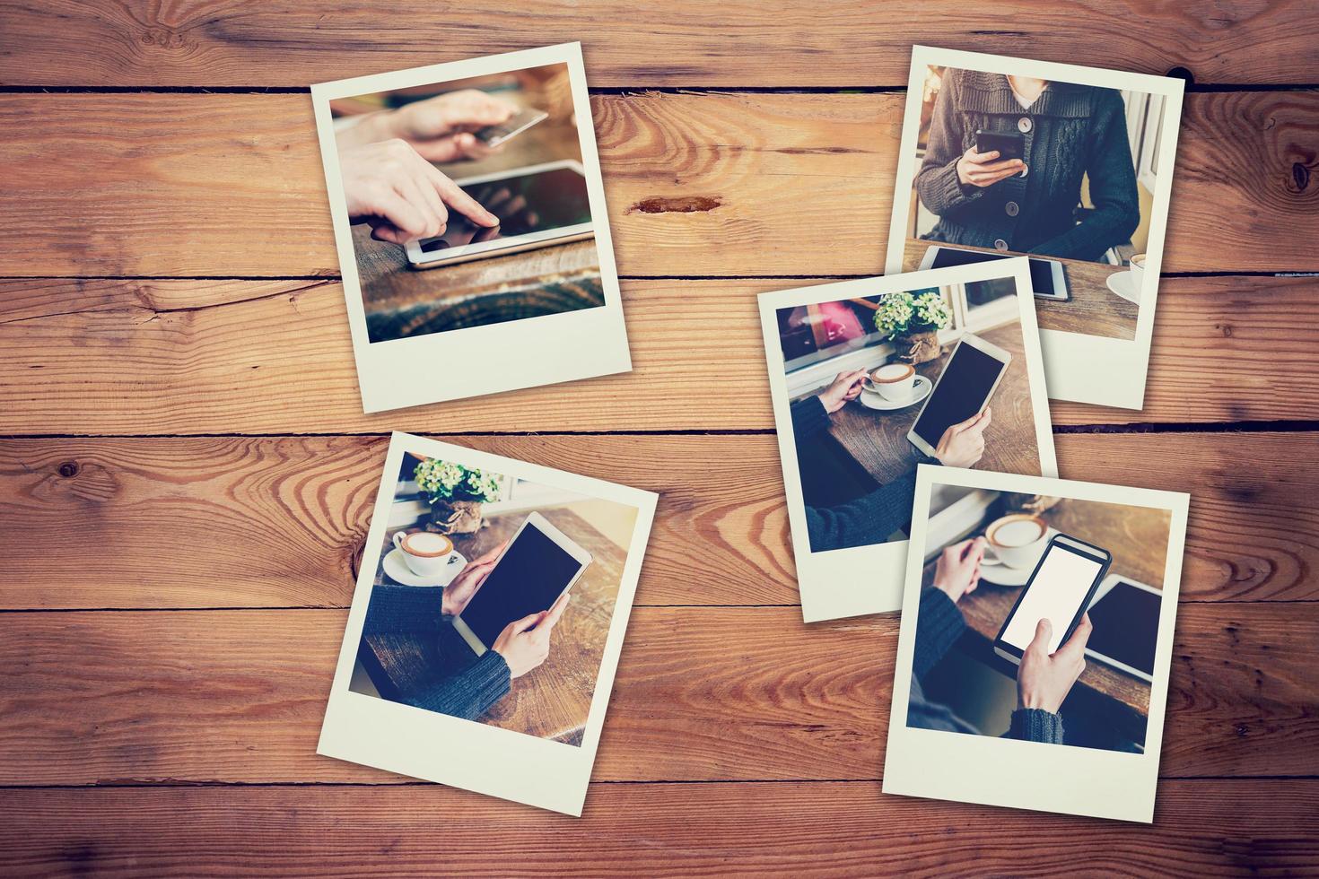 telaio fotografie di donna utilizzando Telefono e tavoletta impostato nel caffè negozio concetto su tavolo legna sfondo. Vintage ▾ filtrato.