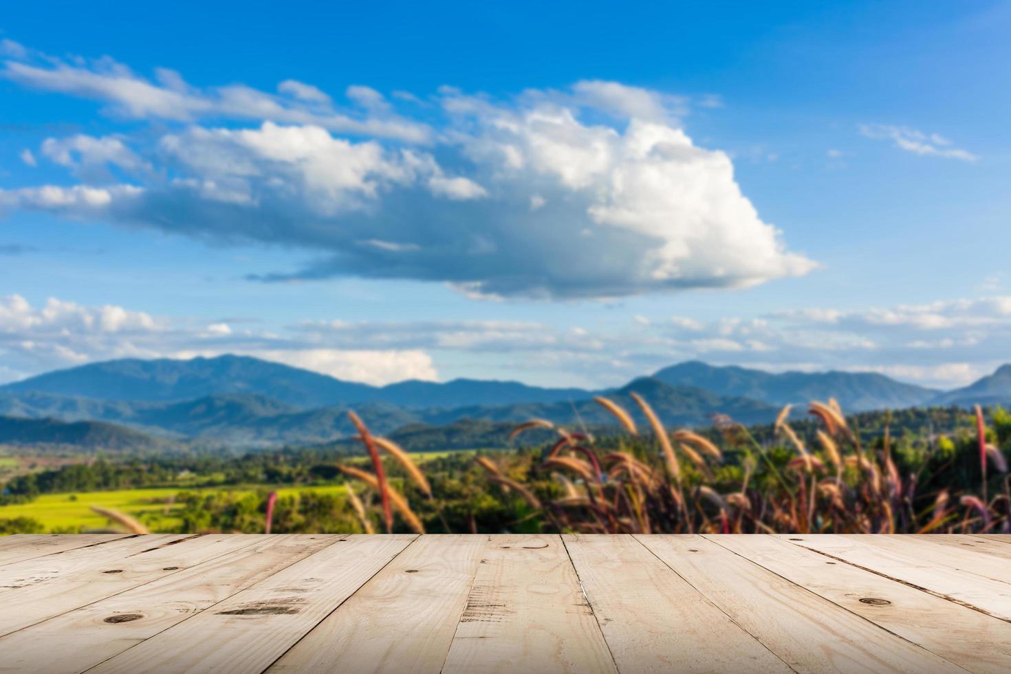 astratto sfocato e legna tavolo, bellissimo montagne paesaggio nel Tailandia. foto