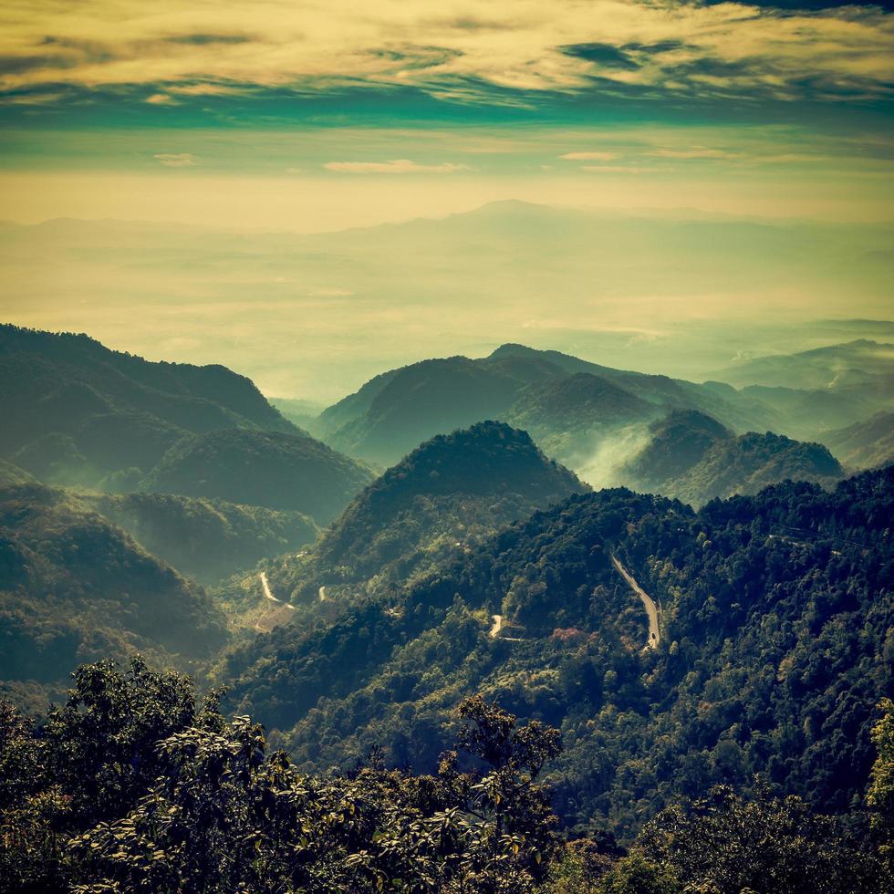 Visualizza montagna e nebbia Vintage ▾ per naturale sfondo foto