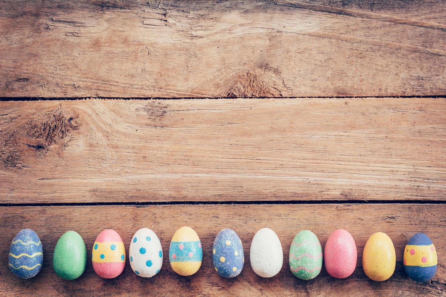 colorato pastello Pasqua uova su di legno sfondo con spazio. Vintage ▾ tonica. foto