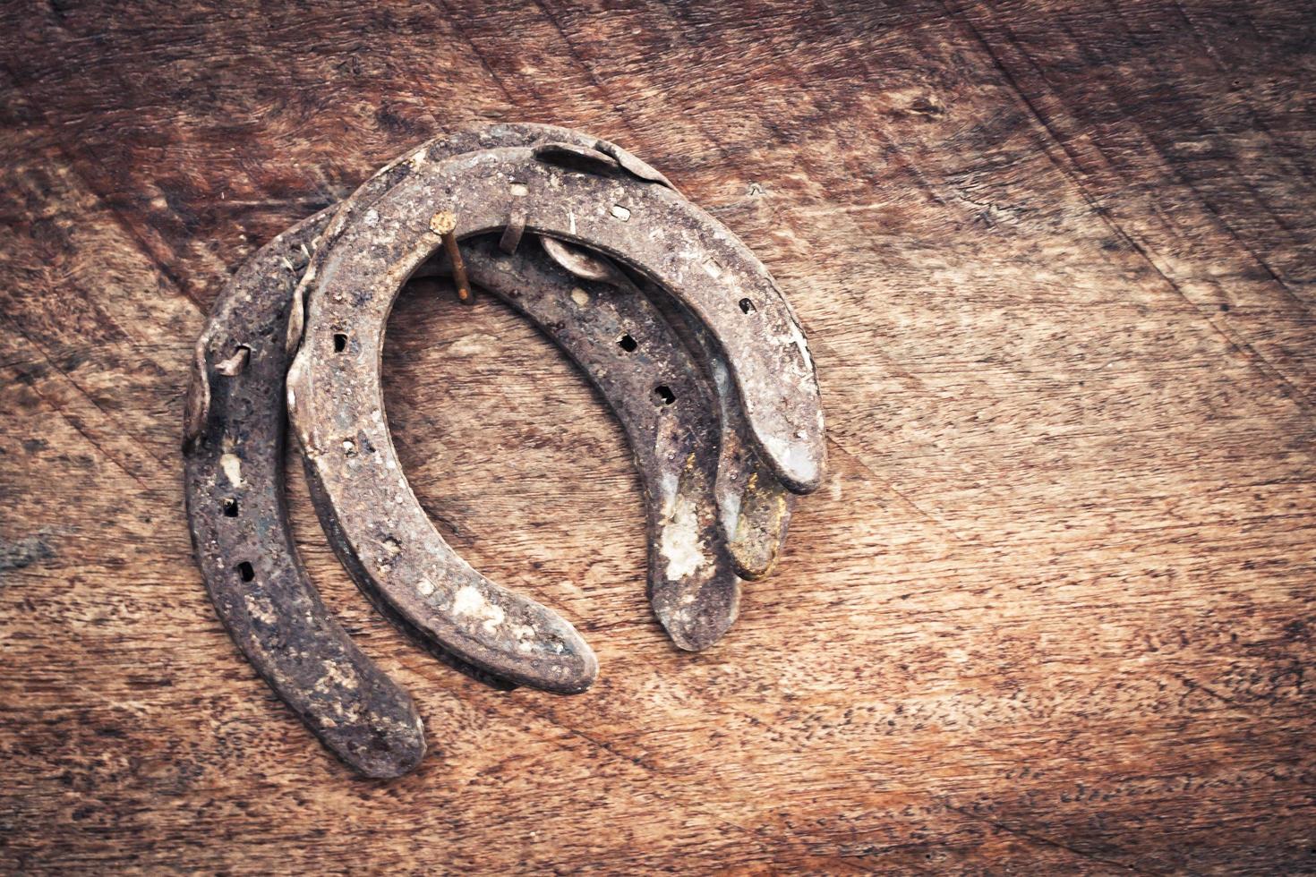 vecchio ferro di cavallo su legna per Vintage ▾ stile foto