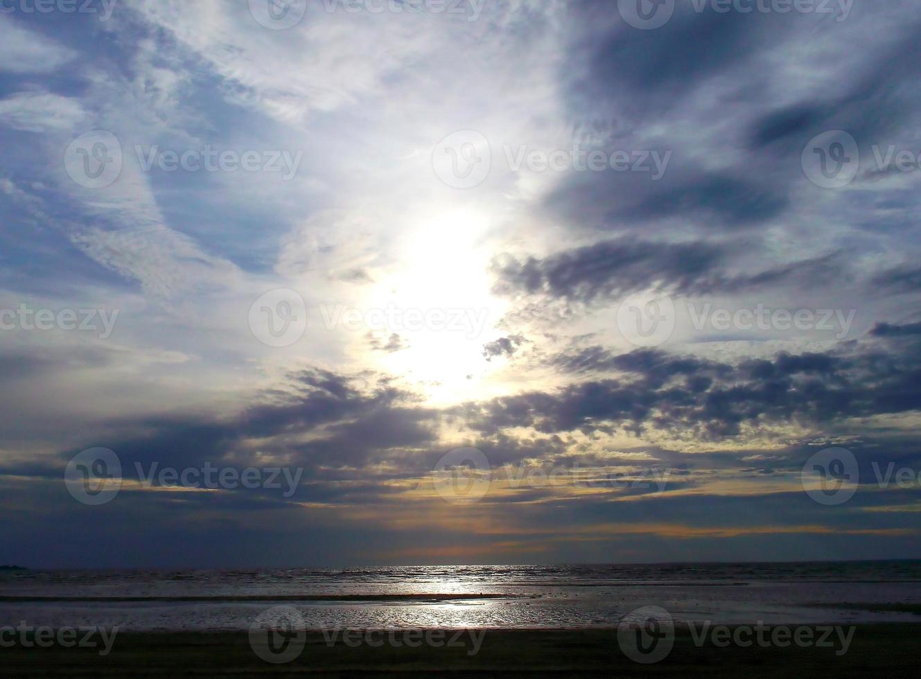 il mare a tramonto. bellissimo nuvole. foto