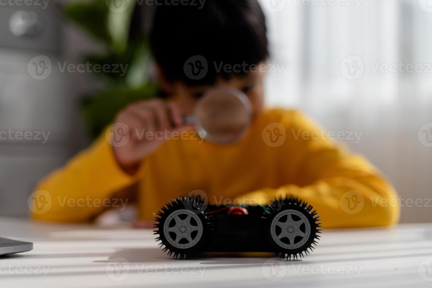 gli studenti asiatici imparano a casa a codificare auto robot e cavi di schede elettroniche in stelo, vapore, matematica ingegneria scienza tecnologia codice informatico in robotica per bambini concetto. foto