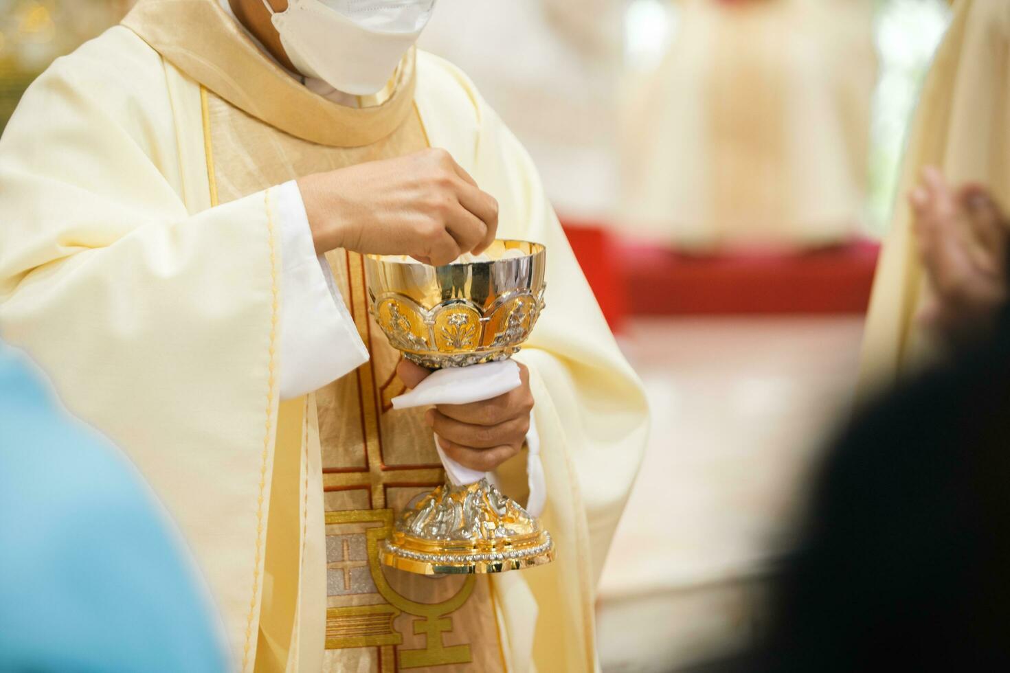 sacerdote celebrare massa a il Chiesa foto