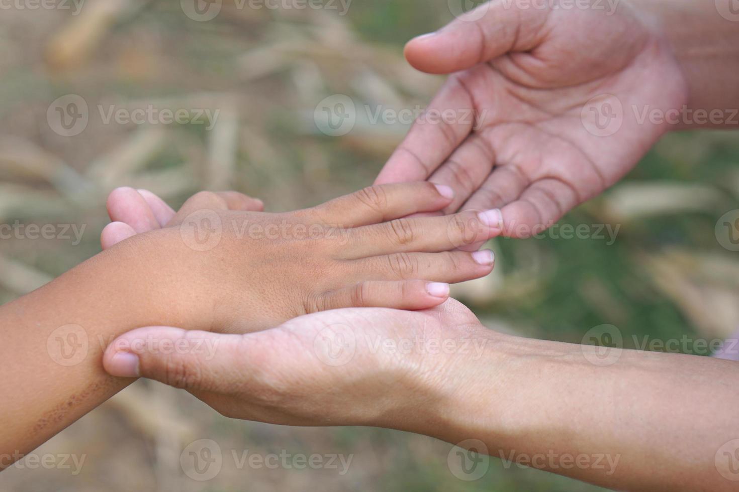 mamma sembra a il pulizia di sua mani e Chiodi per sua bambino. foto