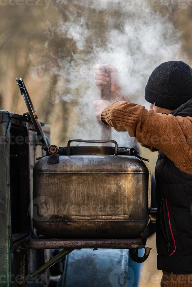 esercito cibo preparazione all'aperto. campo cucina, preparazione cibo per il soldati. foto