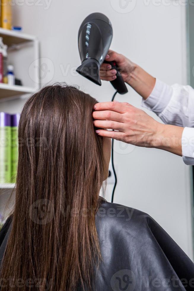 un' dritto salutare brunetta capelli quello ha subito il capelli raddrizzatura procedura. dritto, brillante e salutare brunetta capelli foto