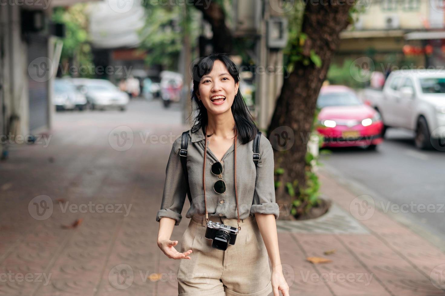 giovane asiatico donna zaino viaggiatore godendo strada culturale Locale posto e Sorridi. foto