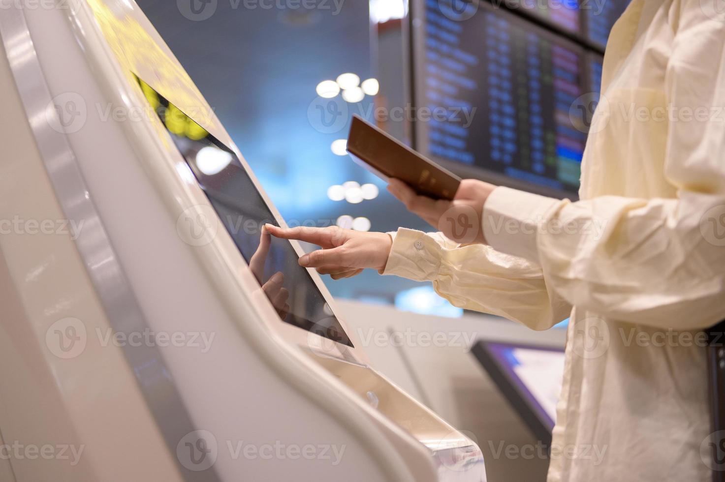 un' giovane donna con valigia , dai un'occhiata nel a internazionale aeroporto , vacanza viaggio e mezzi di trasporto concetto foto