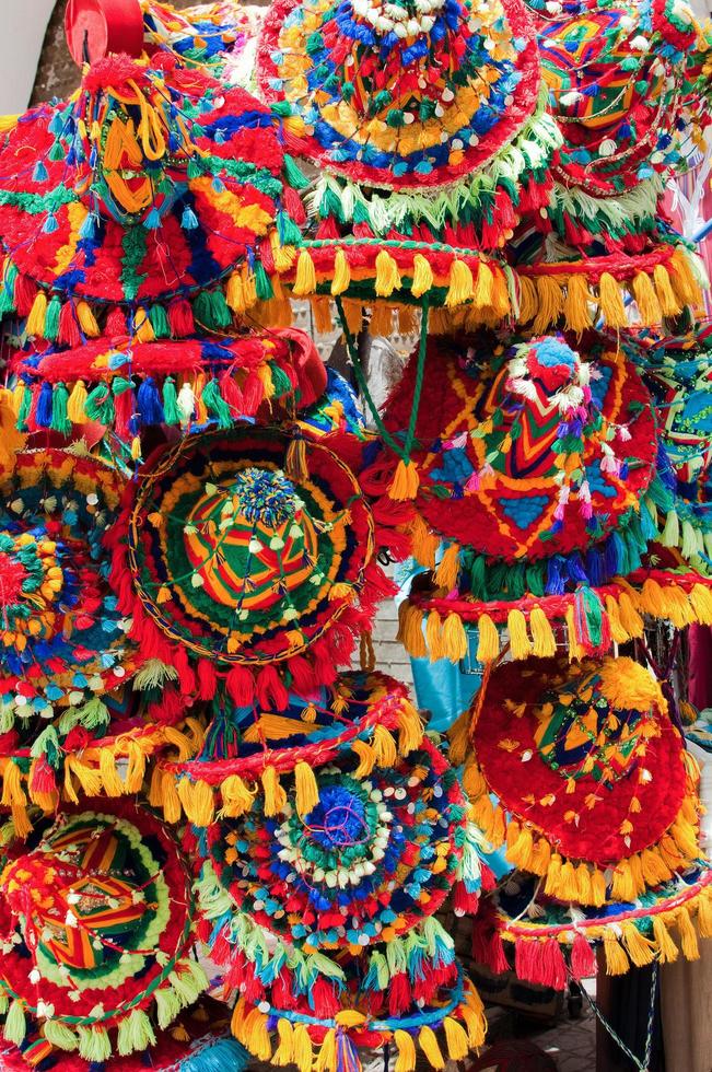 multicolore waterman cappelli per vendere nel un' strada mercato. Marocco foto