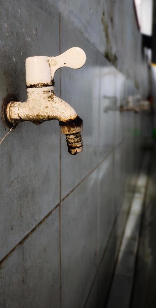 vicino su Visualizza di acqua rubinetto. foto